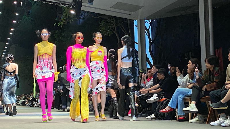 LPTB Budihardjo memarekan koleksi terbaru mereka bertajuk "SYNKR.ON" dalam ajang JF3 Fashion Show 2024 di Salsa Fashion Tent Summarecon Mall Serpong, pada Kamis (1/8). Foto: Lani/RMB