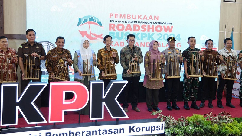 Penyambutan roadshow Bus KPK di Kabupaten Pandeglang. [Foto: Biro Adpim dan Protokol Setjen Pemprov Banten]