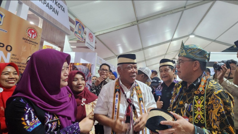 Menteri PUPR Berpeci Bambu Khas Kabupaten Tangeran di IKN EXPO 2024