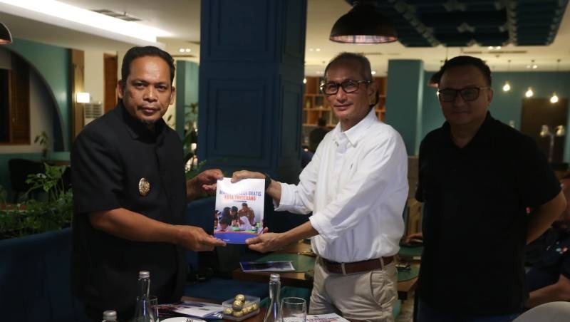 Pj walikota Tangerang Nurdin menyerahkan buku ujicoba MBG kepada Ketua Tim 5 Dewan Pertimbangan Presiden Taviota Bay. [Foto: Dok Pemkot]