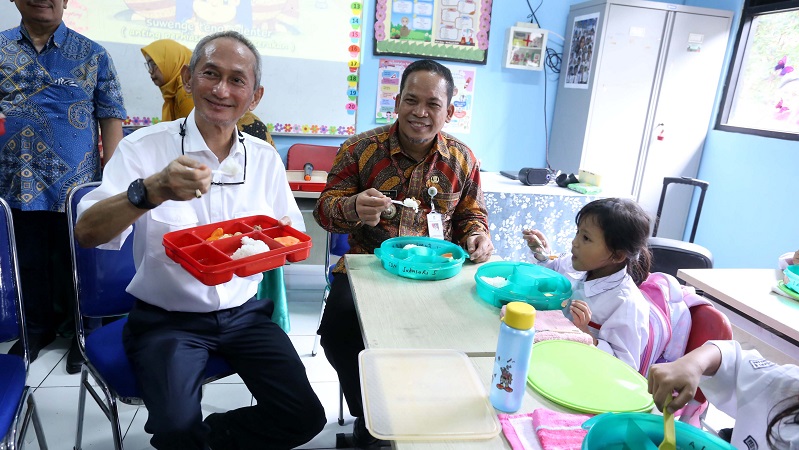 Pj Walikota Tangerang Nurdin (tengah) saat simulasi makan bergizi gratis (MBG) ke siswa di Kota Tangerang. [Fofo: Dok {emkot]