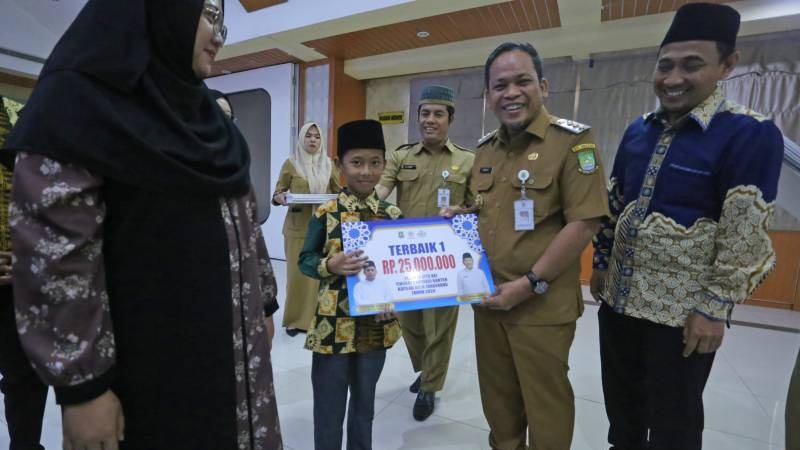 Pj Walikota Tangerang Nurdin memberikan bonus kepada Kafilah yang berlaga di  MTQ XXI Tingkat Provinsi Banten Tahun 2024. [Foto: Dok Pemkot]