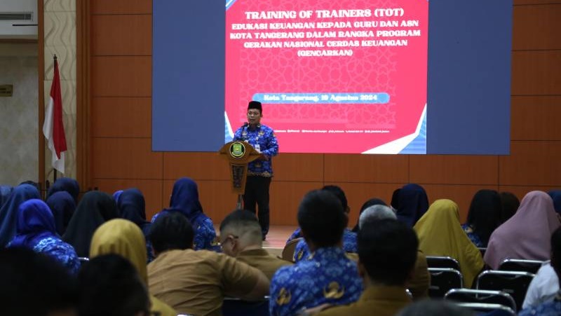 Pj Walikota Tangerang Nurdin memberikan sambutan pada acara ToT literasi keuangan Guru dan ASN di Kota Tangerang. [Foto: Dok Pemkot]