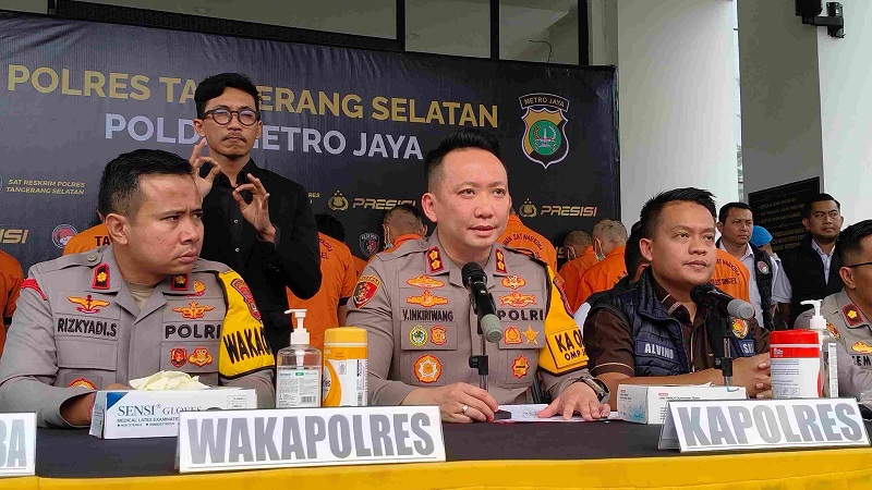 Kapolres Tangerang Selatan, AKBP Victor Inkiriwang (tengah). [Foto: Dok. Disway]