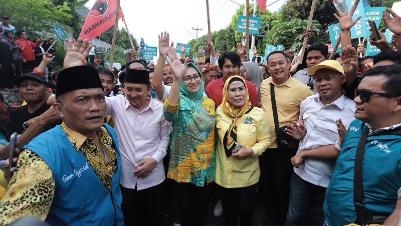 Bakal calon Gubernur dan Wakil Gubernur Banten Airin Rachmi Diany - Ade Sumardi diarak pendukung mendaftar ke KPU Banten. [Foto: AME/RMB]