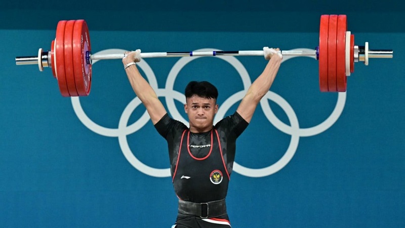 Rizki Juniansyah raih emas cabang angkat berat di Olimpiade Paris 2024. [Foto: Miguel Medina/AFP]