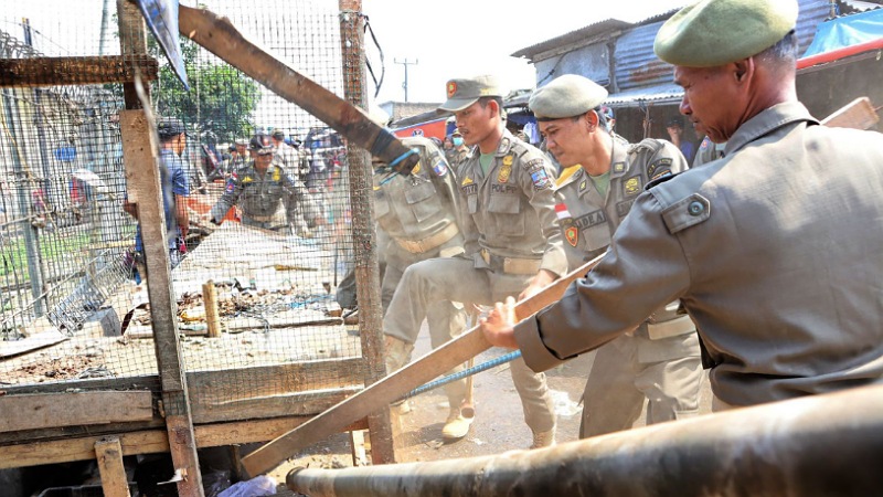 Petugas Satpol PP Kabupaten Serang membongkar lapak yang berdiri dibahu jalan di Pasar Ciherang, Cikande. [Foto: Dok Pemkab Serang]