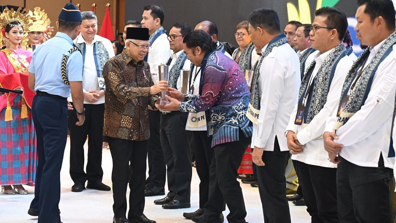 Wapres KH Ma'ruf Amin memberikan penghargaan RAN PE Award 2024 yang diterima Pj Gubernur Banten Al Muktabar di Jakarta, Senin (19/8).  [Foto: Biro Adpimpro Setda Provinsi Banten]