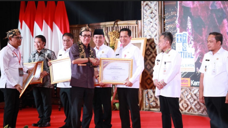 Menteri Hukum dan HAM Yasonna Laoly menyerahkan Penghargaan Anubhawa Sasana Desa Kelurahan kepada Pemkab Serang. [Foto: Dok Pemkot]