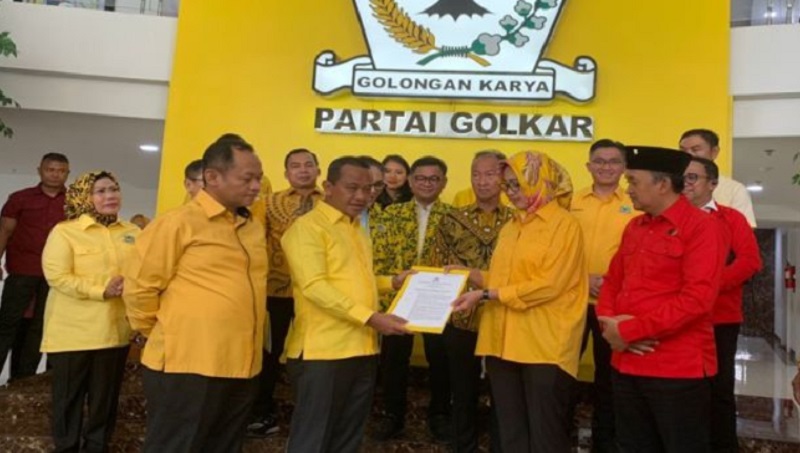 Ketum Golkar Bahlil  Lahadalia  menyerahkan surat dukungan  B1KWK kepada Airin Rachmi Diany dan Ade Sumardi untuk maju di Pilgub Banten. [Foto: Repro]