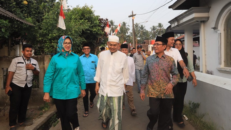 Bakal calon Gubernur Banten Airin Rachmi Diany saat berziarah ke makam Syeikh Asnawi. [Foto: AMR/RMB]