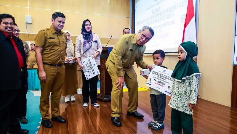 Walikota Tangsel Benyamin Davnie  meyerahkan bantuanpendidikan kepada anak-anak-anak Paud, TK dan kesetaraan, [Foto: Dok Pemkot]