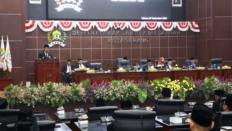 Pj Gubernur Banten Al Muktabar saat menghadiri pelantikan Anggota DPRD Kota Serang periode 2024-2029. [Foto: Biro Adpimpro Setda Banten]