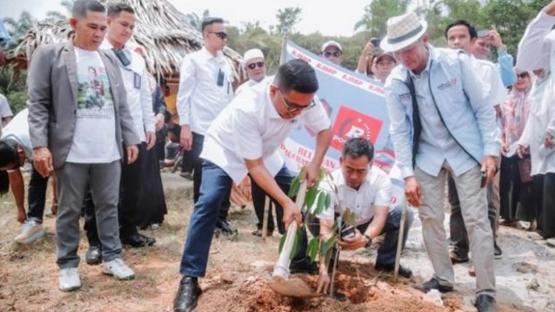 Cagub Banten Andra Son saat menanam pohon di kawasan Bendungan Karian, Kabupaten Lebak, Sabtu (28/9). (Foto: Dok  Antara)