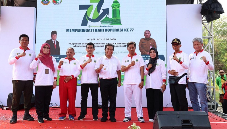 Penjabat (Pj) Gubernur Banten Al Muktabar saat memperingati Hari Koperasi ke 77. [Foto: Biro Adpimpro Setda Prov Banten]