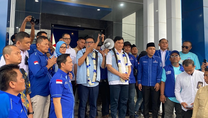 Paslon nomor urut 2 Pilgub Banten Andra Soni - Dimyati Natakusumah saat mengujungi kantor DPD Demokrat Banten. [Foto: Repro]