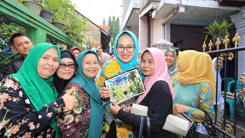 Calon gubernur Banten Airin Rachmi Diany diserbu emak-emak pada hari pertama kampanye di Ciputat, Tangsel. [AMR/RMB]