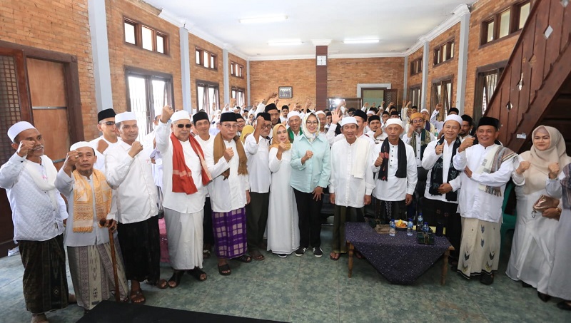 Ulama di Pandeglang mendeklrasikan mendukung pasangan calon gubernur dan wakil gubernur Airin Rachmi Diany - Ade Sumardi menang di Pilgub. [Foto: AMR/RMB]