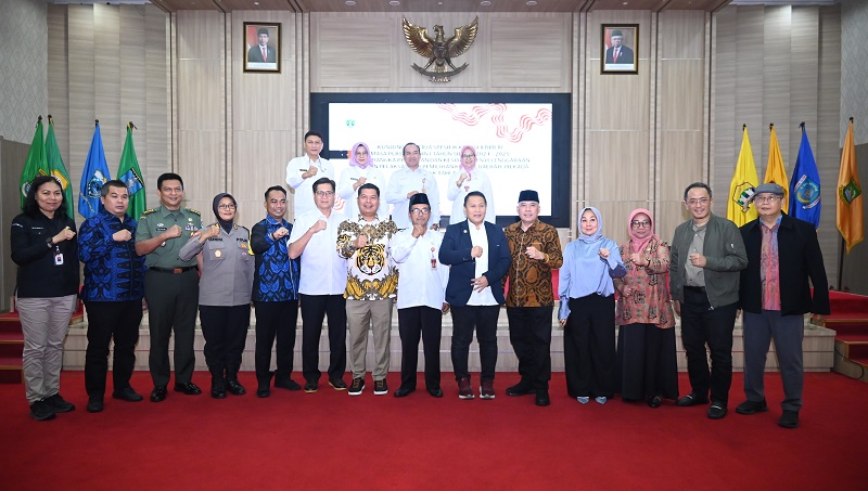 Anggota Komisi II DPR RI, Mardani Ali Sera (jaket biru)  foto bersama usai kunjungan kerja spesifik Komisi II DPR RI ke Kota Serang. [Foto: Ucha/vel/DPR]