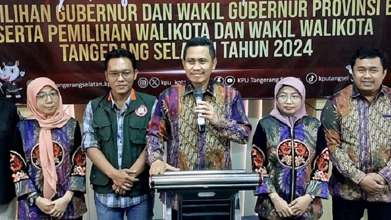 Ketua KPU Tangsel Taufik Mizansaat mengumumkan penetapan pasangan calon walikota-wakil walikota Pilkada Tangsel 2024. [Foto: Repro]