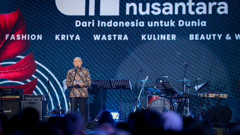 Menkop Teten Masduki membuka acara Cerita Nusantara 2024 bertajuk ‘Dari Indonesia untuk Dunia’ di Istora Senayan, Jakarta, Jumat (27/9). [Foto: Kemenkop/RMN]