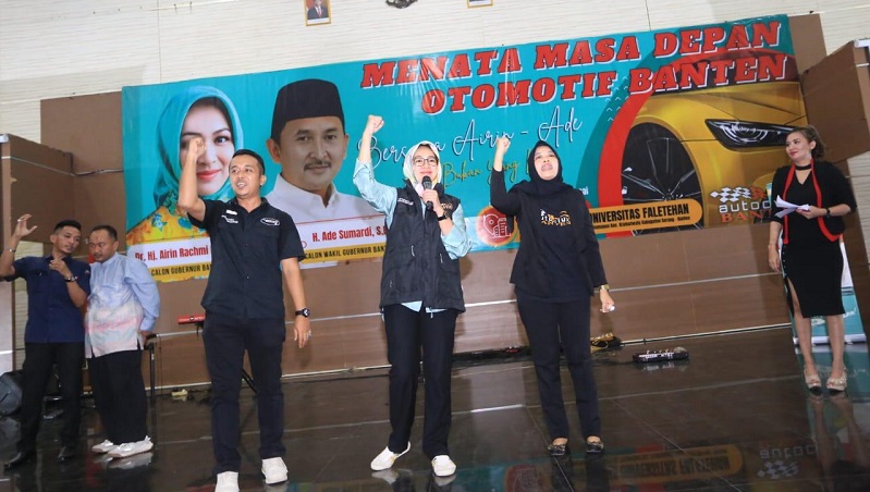 Bakal calon gubernur Banten Airin Rachmi Diany saat menghadiri deklrasi Paguyuban Autoclub Banten (ACB) mendukung pasangan Airin - Ade. [Foto: AMR/RMB]