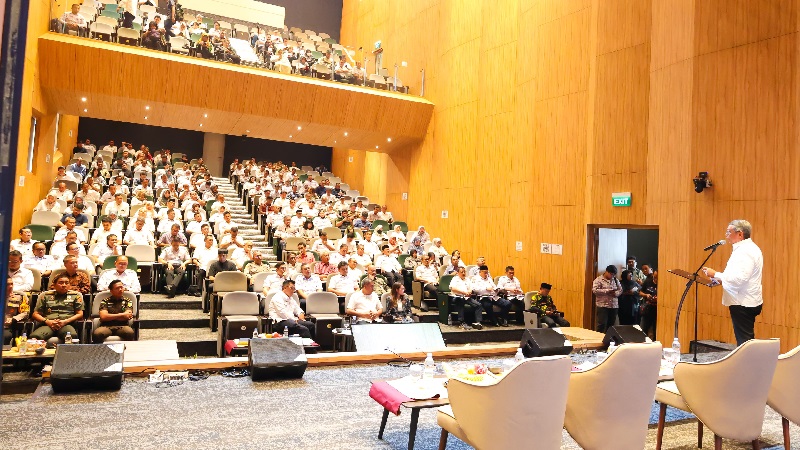 Walikota Tangsel Benyamin Davnie saat memberikan sambutan dalam Konsultasi Publik RTRW Kota Tangsel di Auditorium Gunung Salak Hotel Trembesi, Rabu (4/9). [Foto: Dok Pemkot]