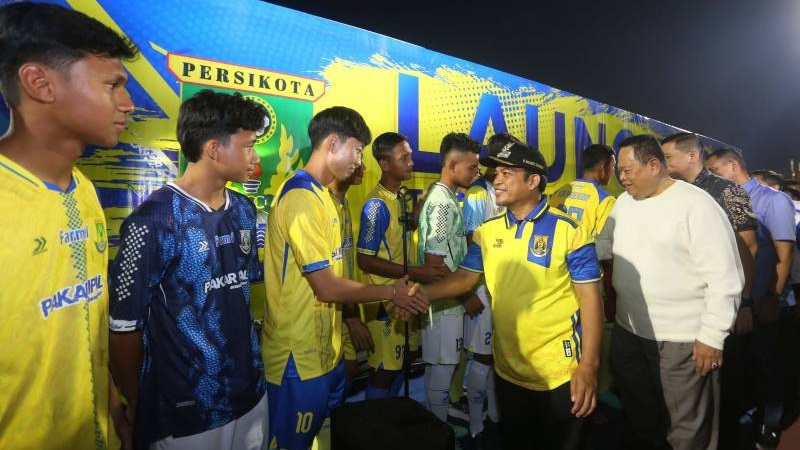 Pj Walikota Tangerang Nurdin menyalami pemain Persikota yang akan bertanding di Liga 2. [Foto: Dok Pemkot]