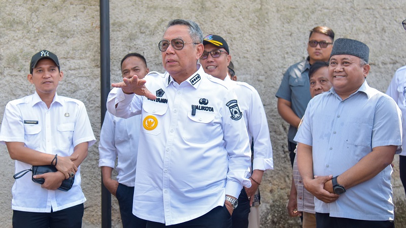 Walikota Tangsel Benyamin Davnie saat monitoring  pembangunan Program Tangsel Terang di Kelurahan Lengkong. [Foto: Dok Pemkot]