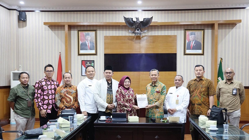 Plh Sekda Banten Virgojanti saat menerima  anggota Komnas HAM, Pramono Ubaid Tanthowi. [Foto: Adpimpro Setda Banten]