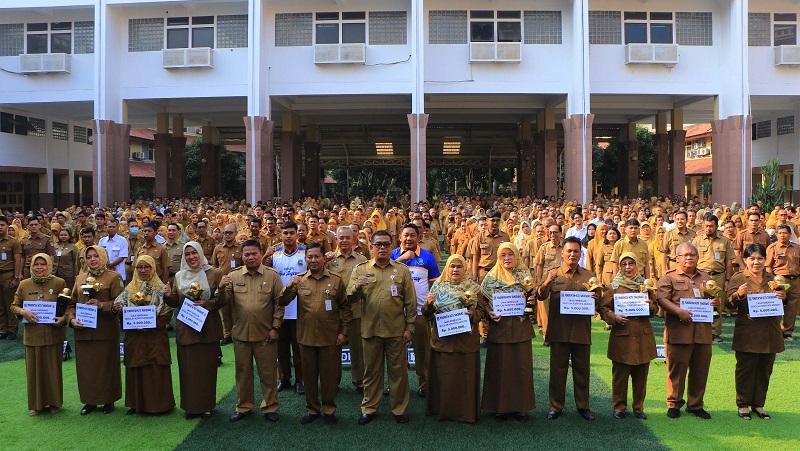 Pemkot Tangerang memberikan penghargaan  kepada 34 sekolah di Kota Tangerang yang berhasil meraih penghargaan Adiwiyata Nasional. [Foto: Dok Pemkot]