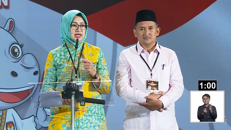 Calon gubernur Banten Airin Rachmi Diany saat memaparkan visi dan misi di debat Pilgub Banten. [Foto: Repro/RMN]