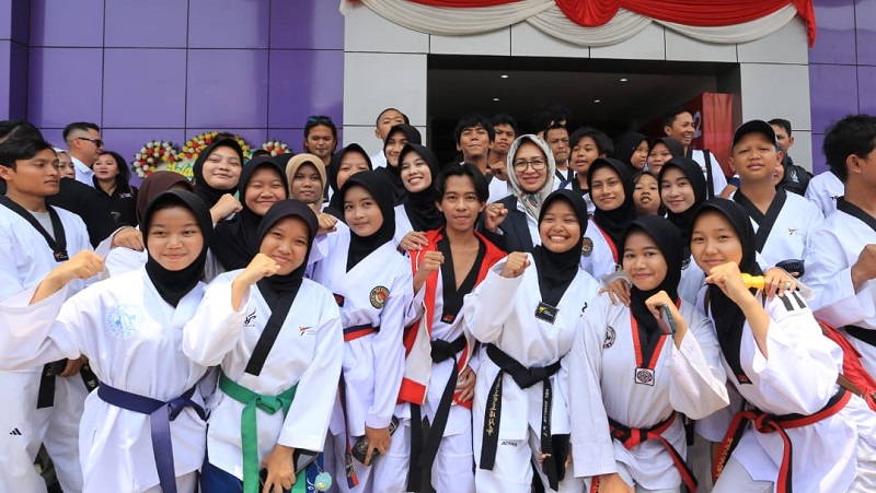 Calon gubernur Banten Airin Rachmi Diany bersama para atlet yang akan bertanding di kejuaraan Kasad 6th Asian Taekwondo Open Championship 2024. [Foto: AMR/RMB]