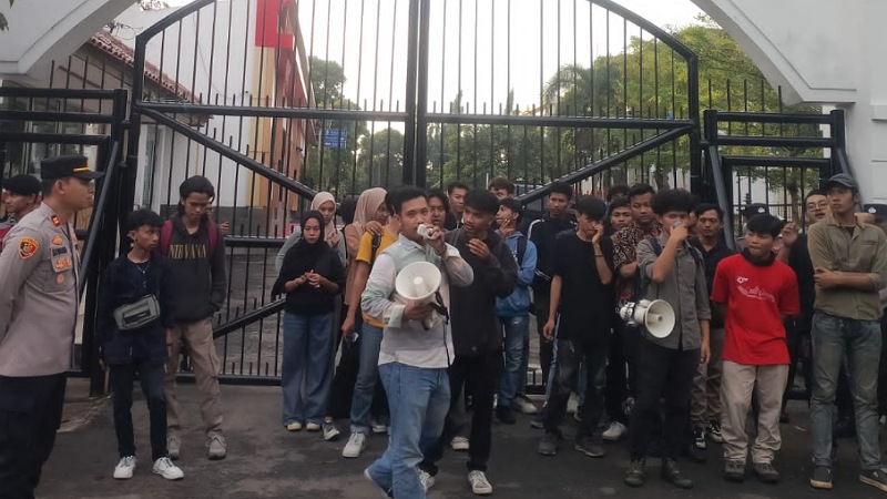 Aksi unjukrasa Aliansi BEM Serang Raya (ABSR) di depan Kantor Kejaksaan Tinggi Banten, Rabu (30/10). [Foto: AMR/RMN]