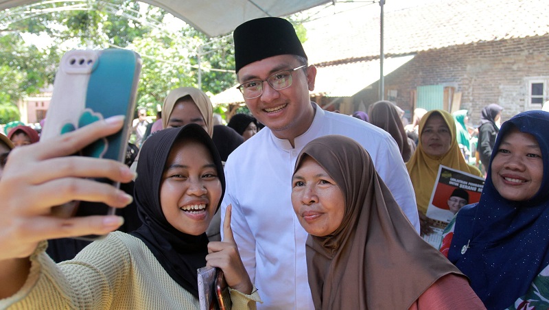 Calon bupati Serang berswa foto dengan masyarakat di Kabupaten Lebak. [Foto: AMR/RMB]