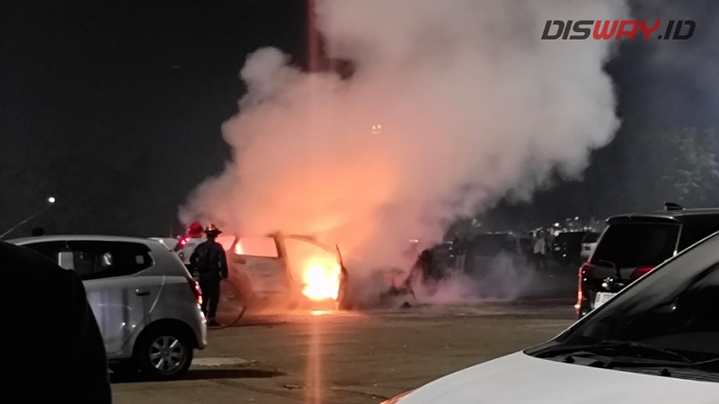 Bikin Panik Pengunjung IMOS 2024, Mobil SUV Hangus Terbakar di ICE BSD