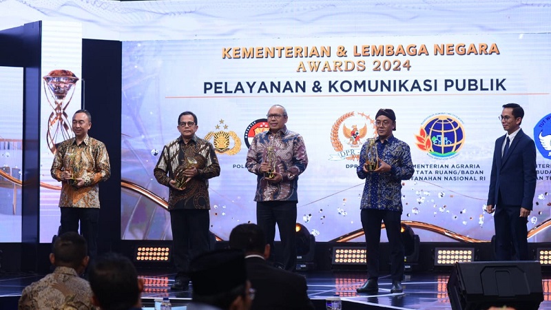 Sekjen DPR RI, Indra Iskandar (kedua kiri), saat menerima penghargaan Kementerian dan Lembaga Negara Awards 2024 di iNews Tower, Senin (14/10).[ Foto: Oji/vel]