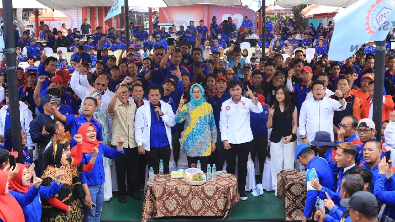 Calon gubernur Banten Airin Rachmi Diany menghadiri deklarasi Buruh Sahabat Airin di Cikupa, Kabupaten Tangerang. [Foto: AMR/RMB]