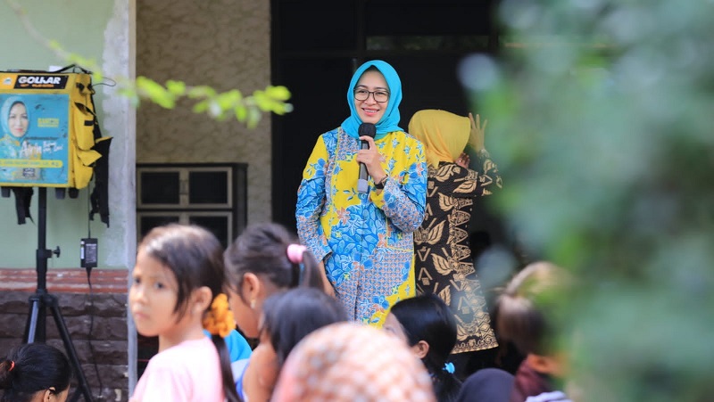 Kecintaan Cagub Banten Airin Rachmi Diany ditunjukan tidak hanya pada perayaan hari batik, tapi dalam pergaulan sehari-hari. [Foto: AMR/RMN]