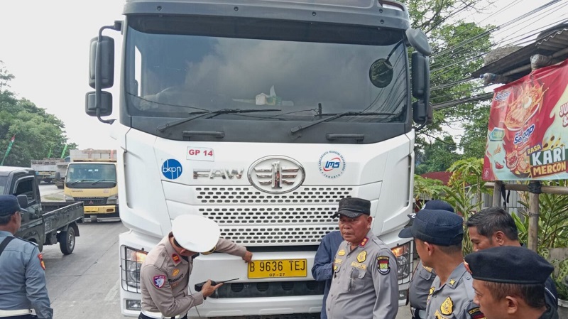 Operasi penertiban angkutan barang tambang yang beroperasi di luar jam operasional. [Foto: Dok Pemkab/RMB]