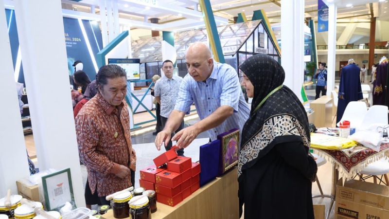 Pj Gubernur Banten Al Muktabar diacara Indonesia Sharia Economic Festival (ISEF) Tahun 2024. [Foto: Adpimpro Setda Banten/RMB]