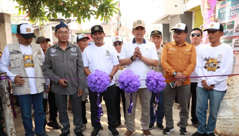 Pj Bupati Tangerang saat menghadiri Festival Pesisir dalam rangka memperingati Hari Jadi Kabupaten Tangerang ke-392, Minggu (6/7). [Foto: Dok Pemkot]