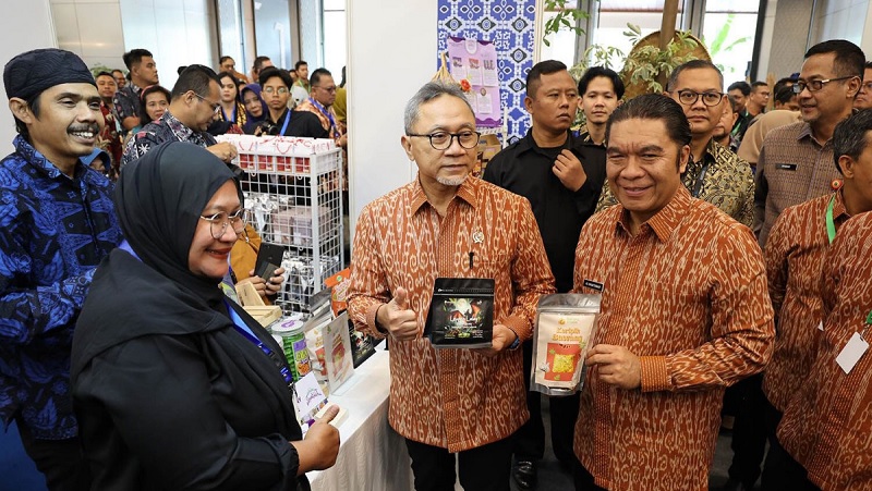 Pj Gubernur Banten Al Muktabar dan Menteri Perdagangan Zulkifli Hasan dalam Trade Expo Indonesia (TEI) ke-39. [Foto: Dok Pemprov]