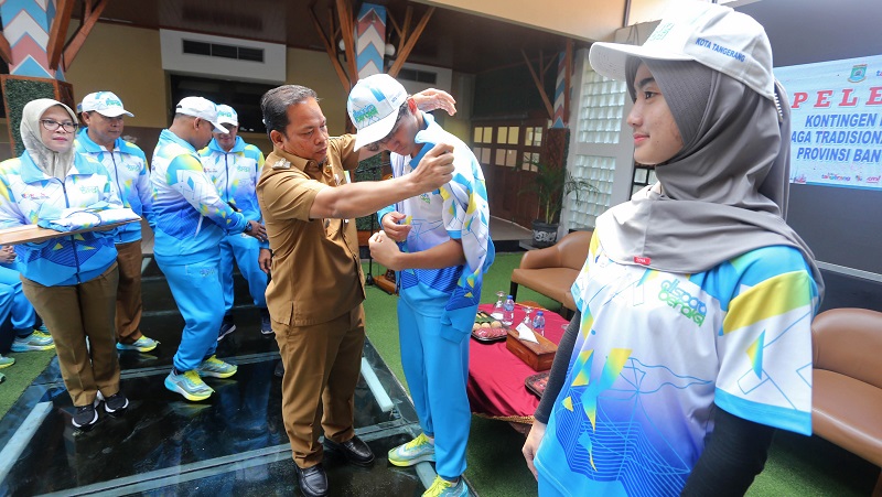 Pj Walikota Tangerang Nurdin melepas kontingen Potradda Kota Tangerang. [Foto: Dok Pemkot/RMB]