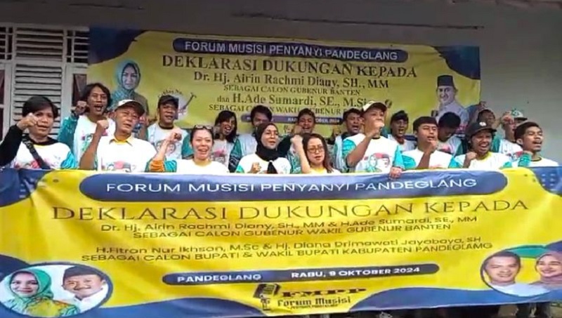 Sejumlah musisi dan penyanyi lokal di Pandeglan dukung pasangan Airin - Ade di Polgub Banten. [AMR/RMN]