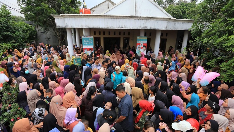 Calon gubernur Airin Rachmi Diany dikerubuti emak-emak. [Foto: AMR/RMB]