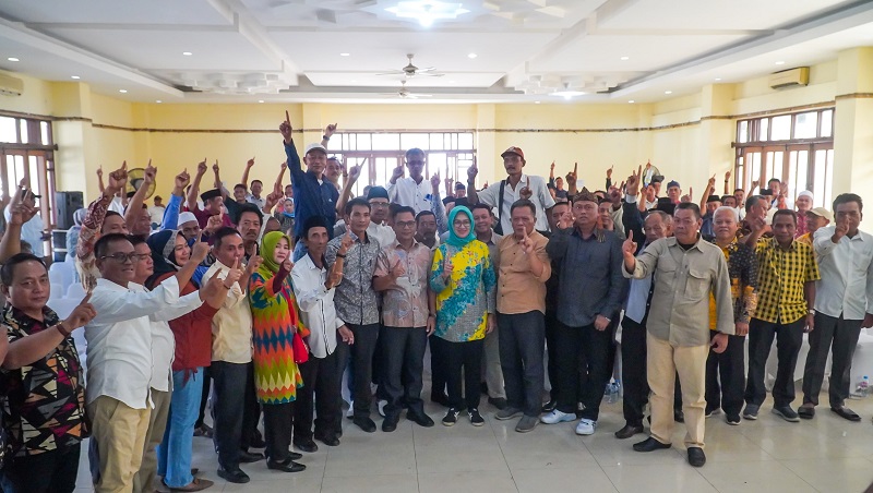 Sejumlah mantan lurah dan kepala desa di Banten mendukung calon gubernur Banten Airin Rachmi Diainy. [Foto: AMR/RMN]