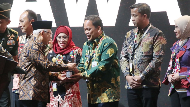 Wapres KH Maruf Amin menyerahkan penghargaan  Indonesia’s SDG's Action Awards 2024 kepada Pj Walikota Tangeran, Nurdin. [Foto: Dok Pemkot]