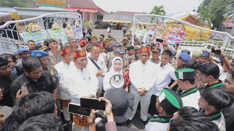 Bupati Serang Ratu Tatu Chasanah berdialog dengan mahasiswa yang berunjuk rasa di hari jadi Kabupaten Serang ke-498. [Foto: AMR/RMN]