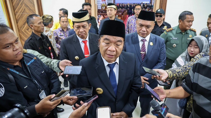 Pj Gubernur Banten Al Muktabar mengajak warga manfaatkan program pemutihan denda PKB dan dan BBNKB di HUT ke-24 Provinsi Banten. [Foto: Adpimpro Setda Banten}